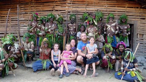 how many people live in papua new guinea